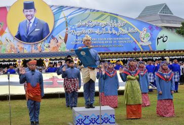 President of the UBD Guild of Graduates, Dr Nuriskandar bin Hasnan (C) led the oath recital at the 35th National Day celebration in the heart of the capital on February 23. Photo: Infofoto