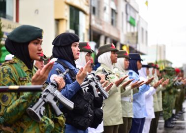 Female officers from the Royal Brunei Armed Forces recite doa and on standby before the parade marking Brunei's 35th National Day celebration. Photo: Infofoto