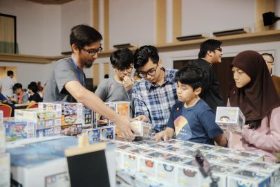 Visitors at the Infinity Convention viewing items on display. April 26, 2019. Photo: Hazimul Wa'ie/The Scoop