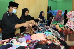 Volunteers sort out shawls donated for the Raya Donation Drive on May 26, 2019. at UNISSA. The one-day donation drive is a collaboration between Generasi Berkarih, Hand2Hand, Dash Team and KristalFM. Photo: Rasidah Hj Abu Bakar/The Scoop
