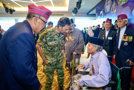 The sultan speaks with former military personnel during RBAF's Diamond Jubilee celebrations. Photo: Infofoto